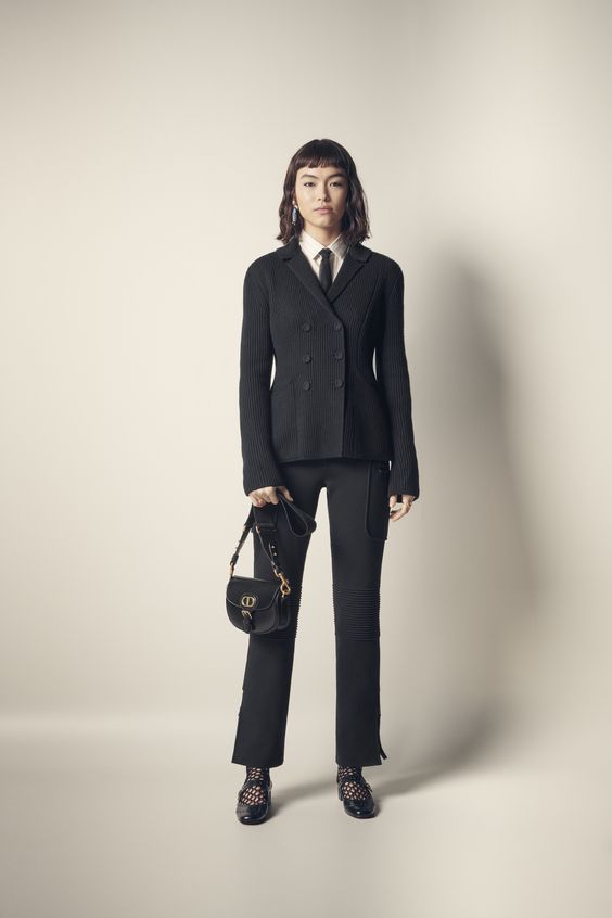 Review BST Dior Pre-Fall 2024: Chiếc áo "chợ" nhất xuất hiện giữa thế giới buồn ngủ mang tên trắng - đen - be- Ảnh 21. Review BST Dior Pre-Fall 2024: Chiếc áo "chợ" nhất xuất hiện giữa thế giới buồn ngủ mang tên trắng - đen - be- Ảnh 21.