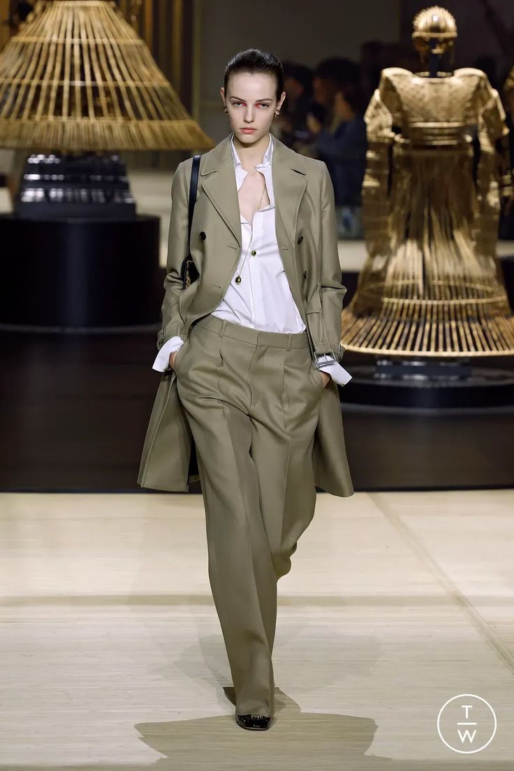 Review BST Dior Pre-Fall 2024: Chiếc áo "chợ" nhất xuất hiện giữa thế giới buồn ngủ mang tên trắng - đen - be- Ảnh 22. Review BST Dior Pre-Fall 2024: Chiếc áo "chợ" nhất xuất hiện giữa thế giới buồn ngủ mang tên trắng - đen - be- Ảnh 22.