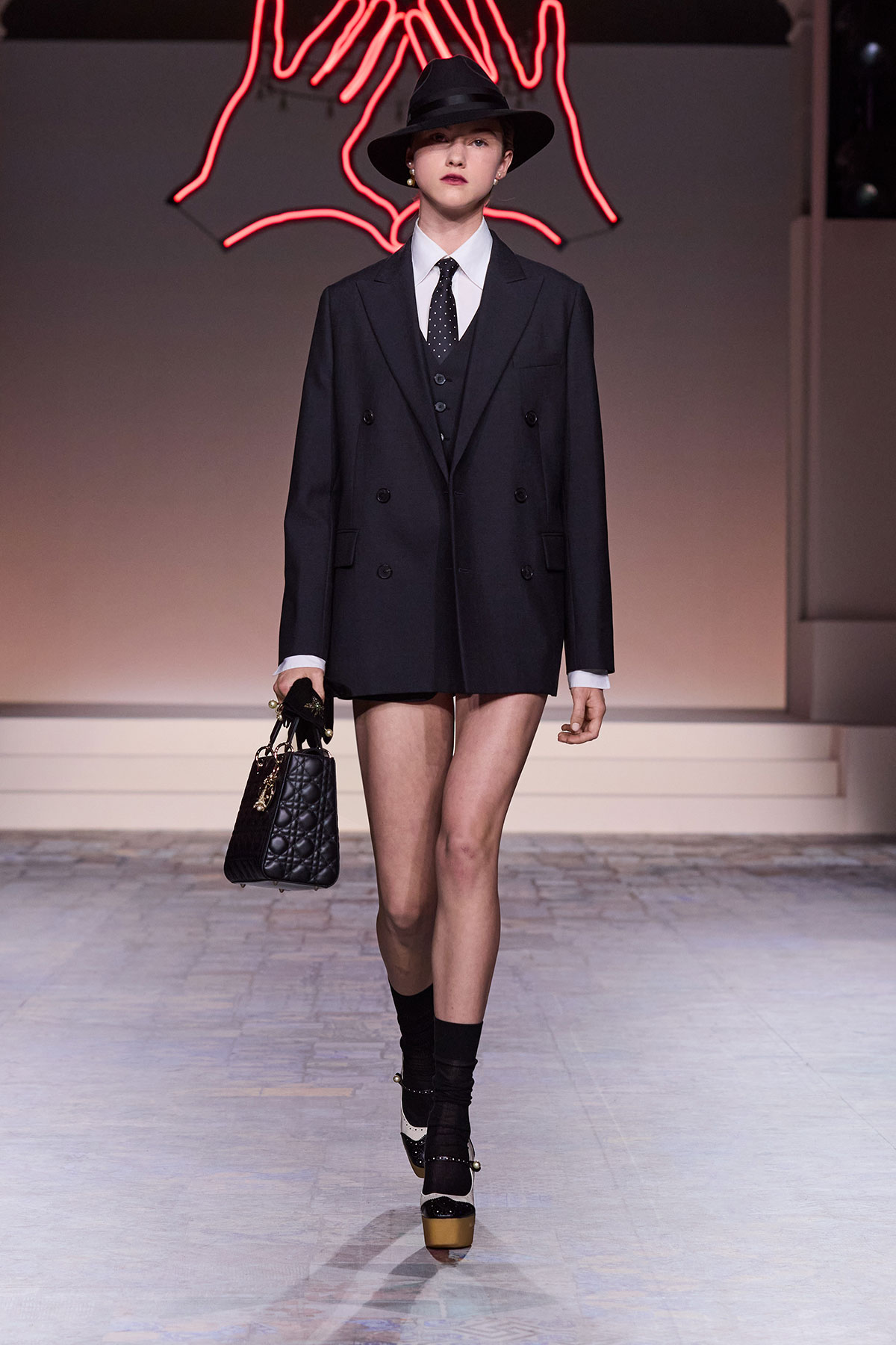 Review BST Dior Pre-Fall 2024: Chiếc áo "chợ" nhất xuất hiện giữa thế giới buồn ngủ mang tên trắng - đen - be- Ảnh 16. Review BST Dior Pre-Fall 2024: Chiếc áo "chợ" nhất xuất hiện giữa thế giới buồn ngủ mang tên trắng - đen - be- Ảnh 16.