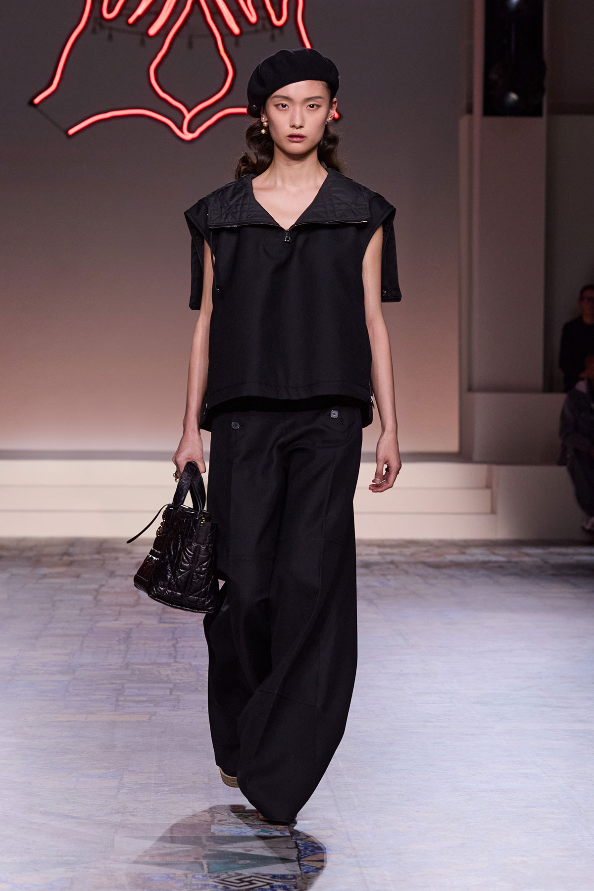Review BST Dior Pre-Fall 2024: Chiếc áo "chợ" nhất xuất hiện giữa thế giới buồn ngủ mang tên trắng - đen - be- Ảnh 18. Review BST Dior Pre-Fall 2024: Chiếc áo "chợ" nhất xuất hiện giữa thế giới buồn ngủ mang tên trắng - đen - be- Ảnh 18.