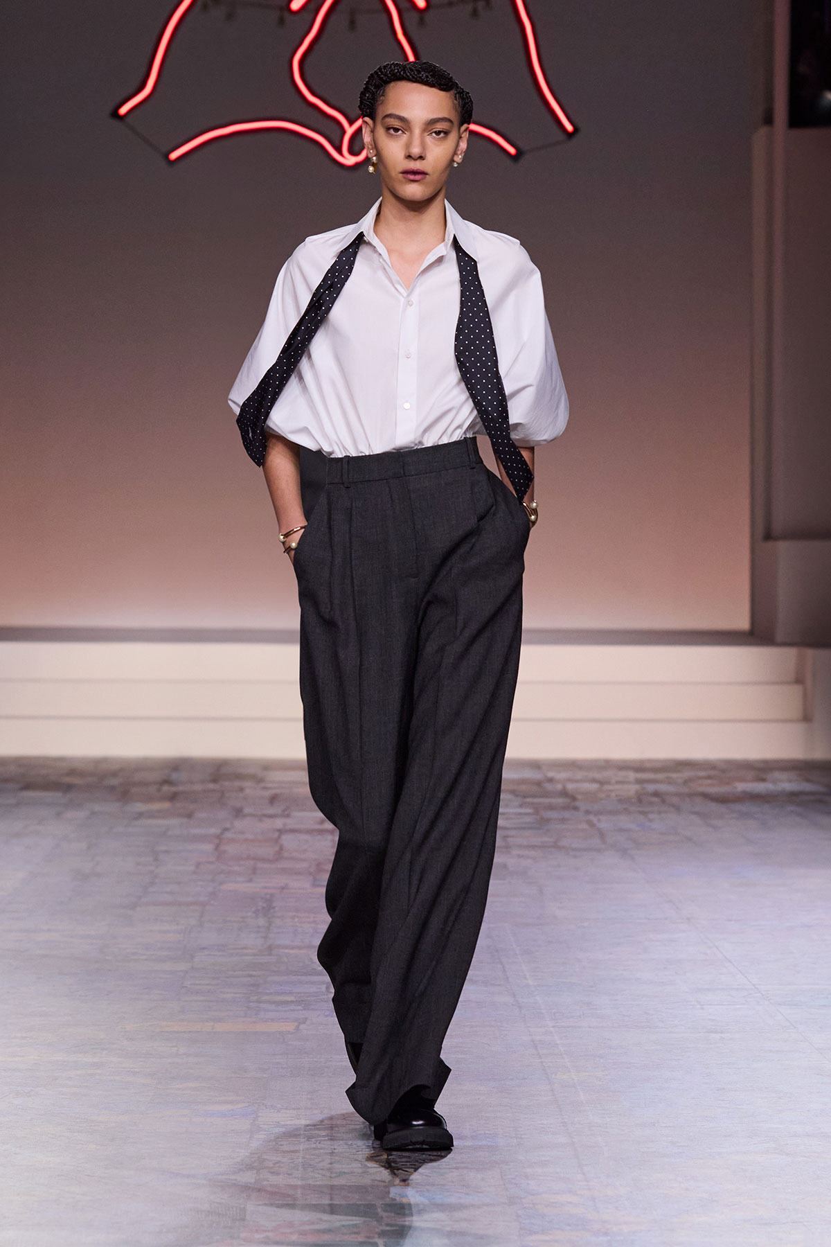 Review BST Dior Pre-Fall 2024: Chiếc áo "chợ" nhất xuất hiện giữa thế giới buồn ngủ mang tên trắng - đen - be- Ảnh 17. Review BST Dior Pre-Fall 2024: Chiếc áo "chợ" nhất xuất hiện giữa thế giới buồn ngủ mang tên trắng - đen - be- Ảnh 17.