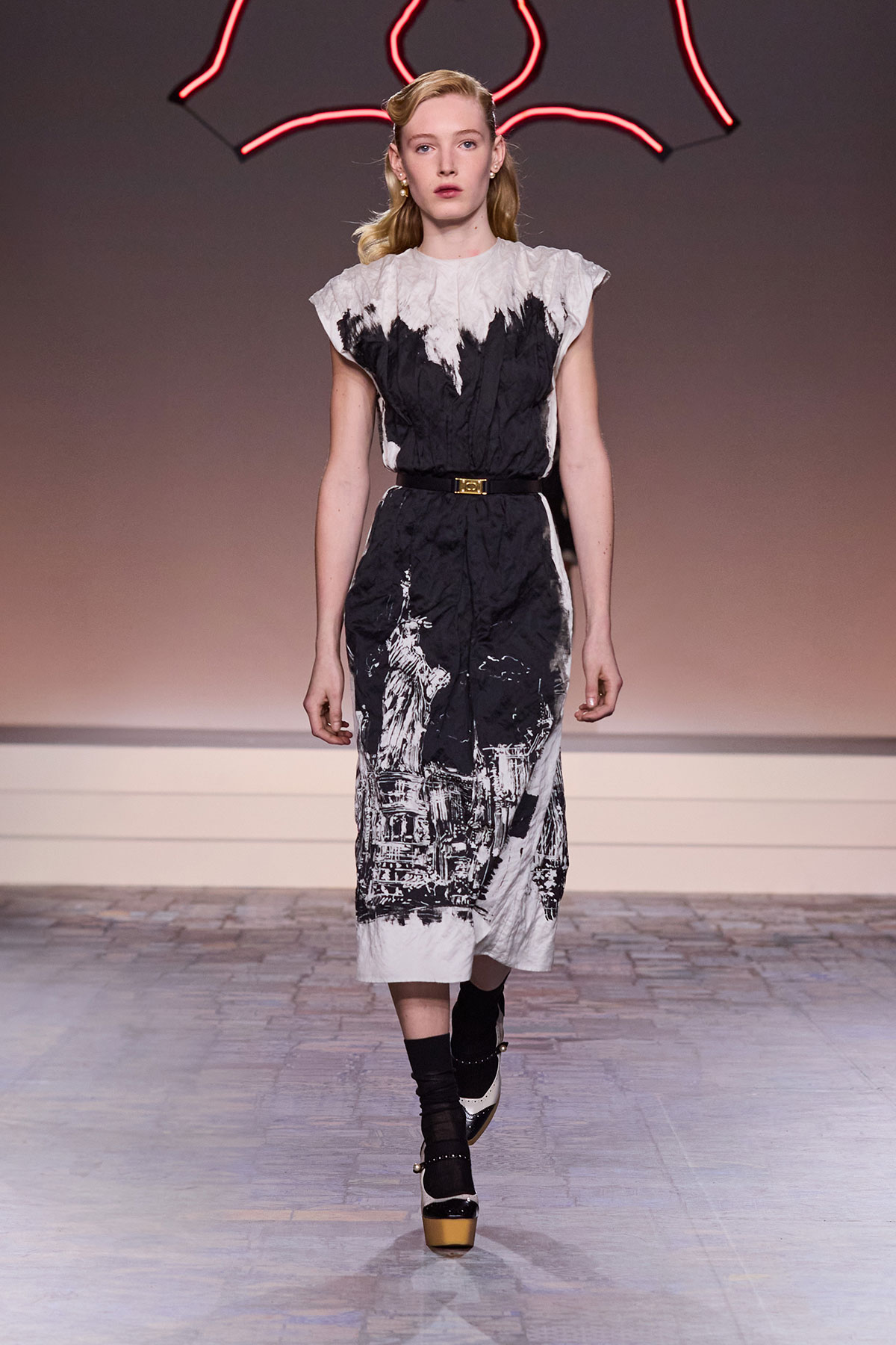 Review BST Dior Pre-Fall 2024: Chiếc áo "chợ" nhất xuất hiện giữa thế giới buồn ngủ mang tên trắng - đen - be- Ảnh 27. Review BST Dior Pre-Fall 2024: Chiếc áo "chợ" nhất xuất hiện giữa thế giới buồn ngủ mang tên trắng - đen - be- Ảnh 27.