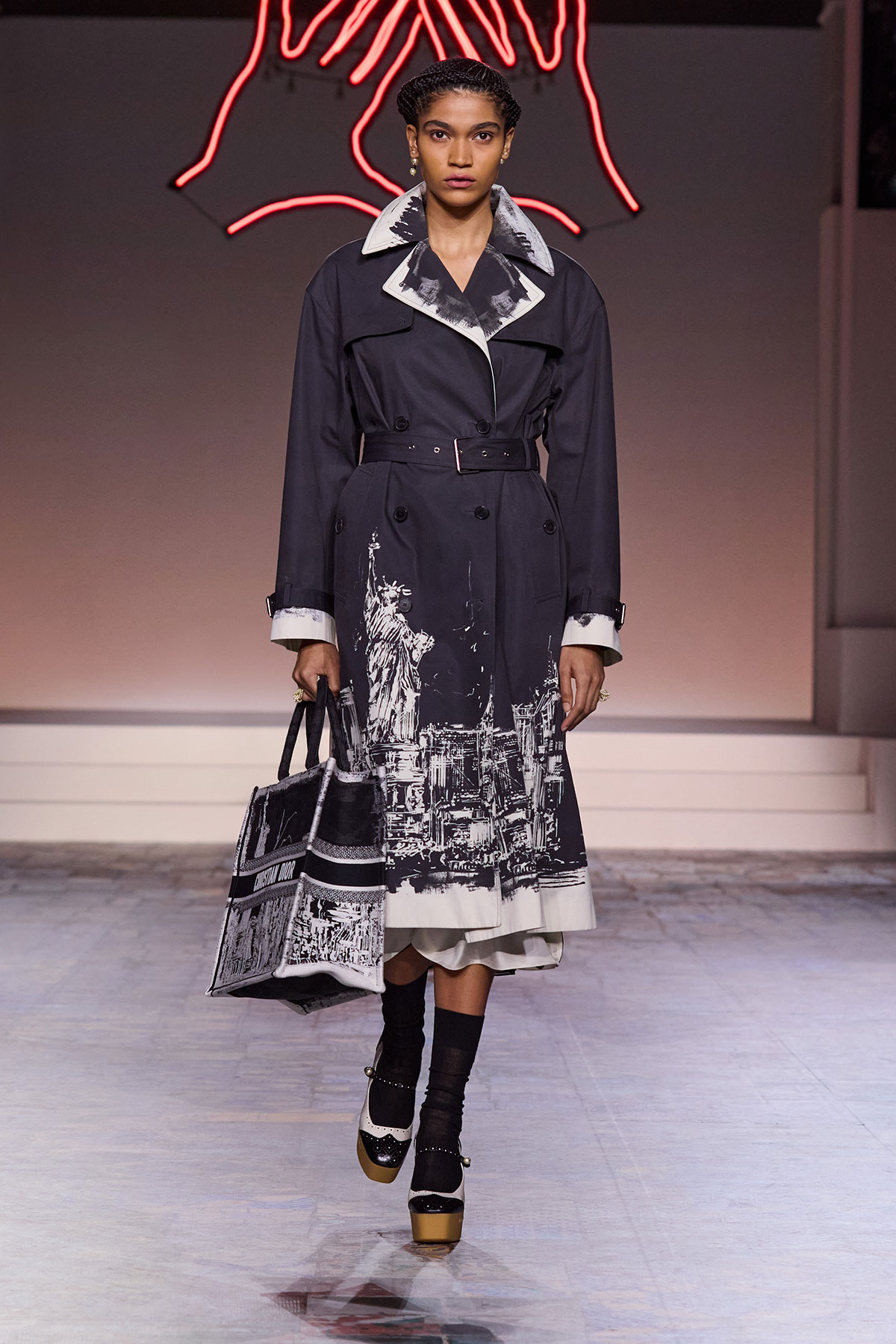 Review BST Dior Pre-Fall 2024: Chiếc áo "chợ" nhất xuất hiện giữa thế giới buồn ngủ mang tên trắng - đen - be- Ảnh 28. Review BST Dior Pre-Fall 2024: Chiếc áo "chợ" nhất xuất hiện giữa thế giới buồn ngủ mang tên trắng - đen - be- Ảnh 28.