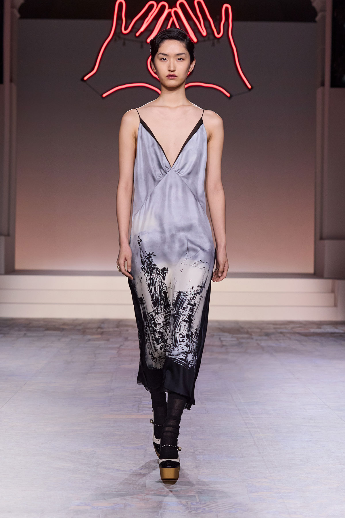 Review BST Dior Pre-Fall 2024: Chiếc áo "chợ" nhất xuất hiện giữa thế giới buồn ngủ mang tên trắng - đen - be- Ảnh 29. Review BST Dior Pre-Fall 2024: Chiếc áo "chợ" nhất xuất hiện giữa thế giới buồn ngủ mang tên trắng - đen - be- Ảnh 29.