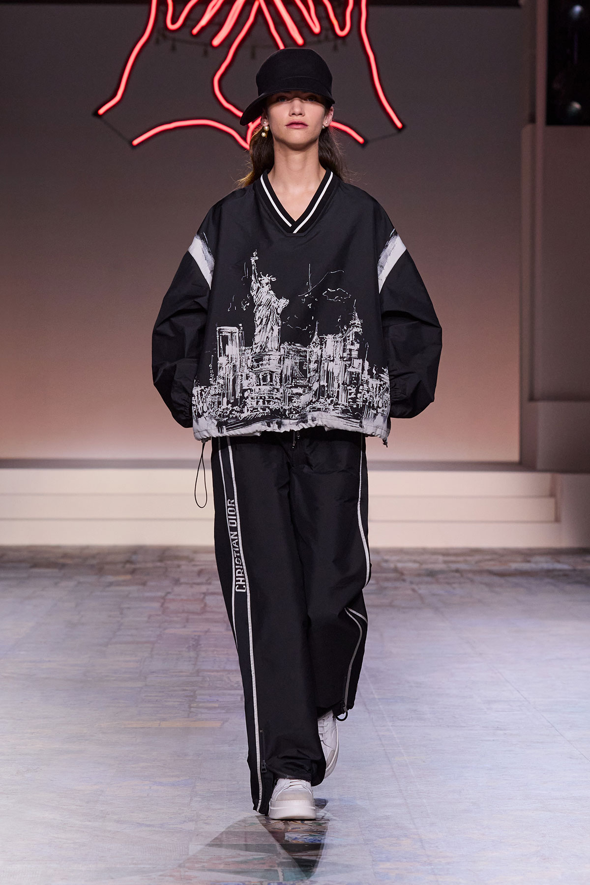 Review BST Dior Pre-Fall 2024: Chiếc áo "chợ" nhất xuất hiện giữa thế giới buồn ngủ mang tên trắng - đen - be- Ảnh 30. Review BST Dior Pre-Fall 2024: Chiếc áo "chợ" nhất xuất hiện giữa thế giới buồn ngủ mang tên trắng - đen - be- Ảnh 30.