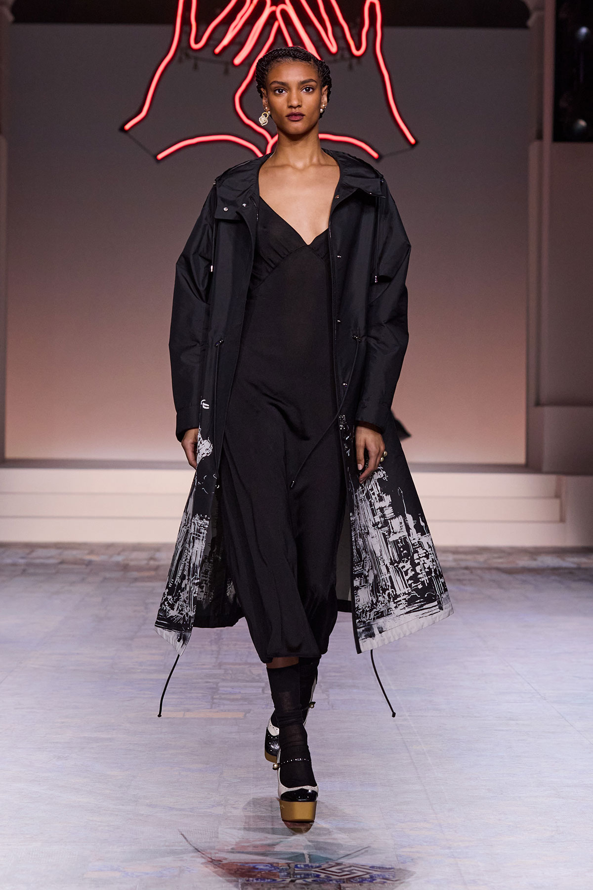 Review BST Dior Pre-Fall 2024: Chiếc áo "chợ" nhất xuất hiện giữa thế giới buồn ngủ mang tên trắng - đen - be- Ảnh 26. Review BST Dior Pre-Fall 2024: Chiếc áo "chợ" nhất xuất hiện giữa thế giới buồn ngủ mang tên trắng - đen - be- Ảnh 26.