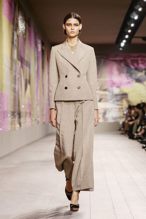 Review BST Dior Pre-Fall 2024: Chiếc áo "chợ" nhất xuất hiện giữa thế giới buồn ngủ mang tên trắng - đen - be- Ảnh 23. Review BST Dior Pre-Fall 2024: Chiếc áo "chợ" nhất xuất hiện giữa thế giới buồn ngủ mang tên trắng - đen - be- Ảnh 23.