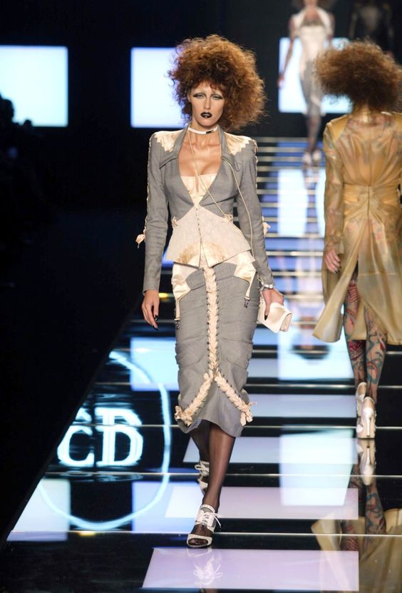 Review BST Dior Pre-Fall 2024: Chiếc áo "chợ" nhất xuất hiện giữa thế giới buồn ngủ mang tên trắng - đen - be- Ảnh 14. Review BST Dior Pre-Fall 2024: Chiếc áo "chợ" nhất xuất hiện giữa thế giới buồn ngủ mang tên trắng - đen - be- Ảnh 14.