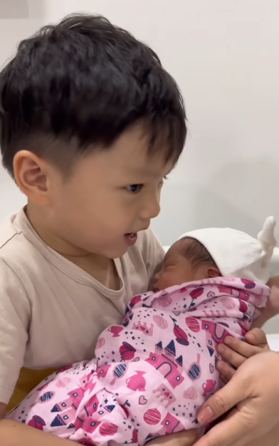 Bé trai nước mắt giàn giụa "con không thích em gái, mẹ đẻ em trai đi" và cái kết khiến mẹ bật khóc- Ảnh 1.
