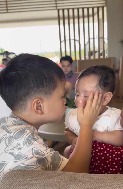 Bé trai nước mắt giàn giụa "con không thích em gái, mẹ đẻ em trai đi" và cái kết khiến mẹ bật khóc- Ảnh 2.