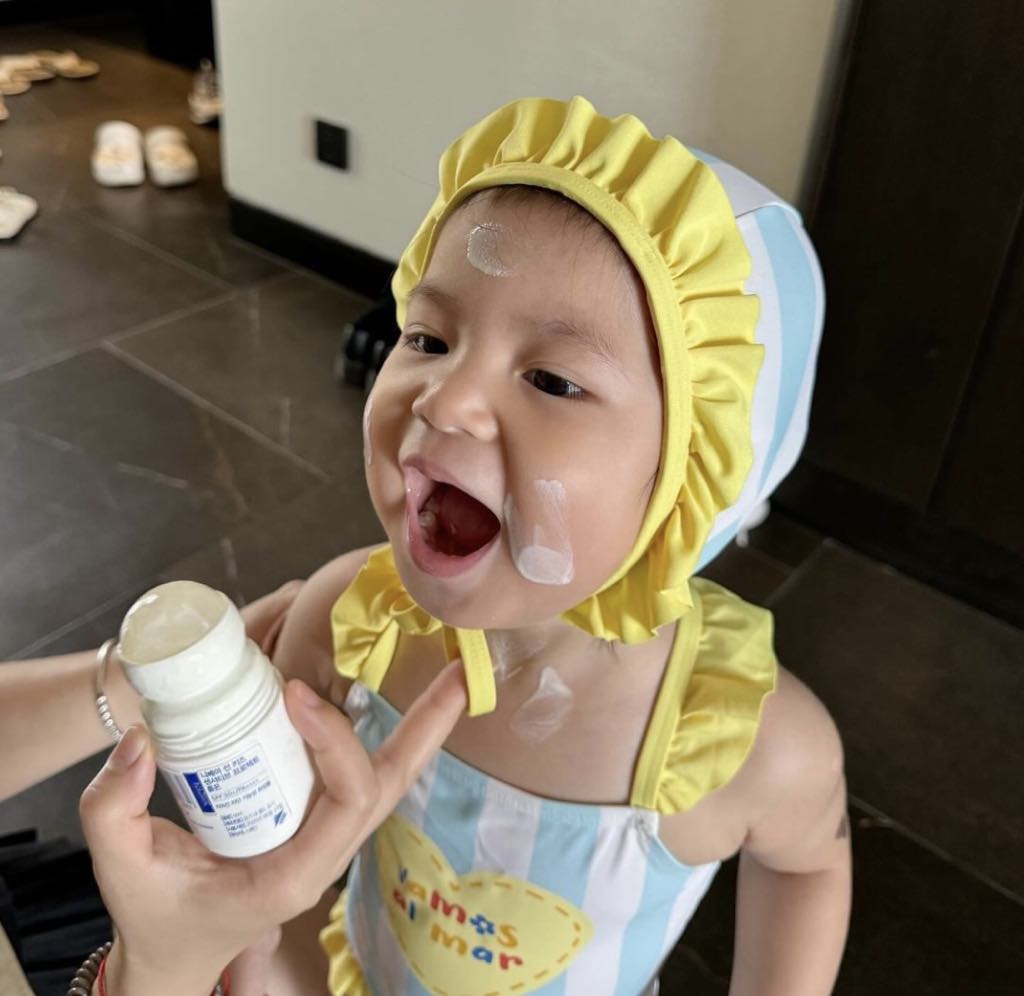 Salim đưa "ngoan xinh yêu" đi bơi, tấu hài nhưng không quên thoa kem chống nắng, loại được dự đoán là hot hit hè này- Ảnh 3.