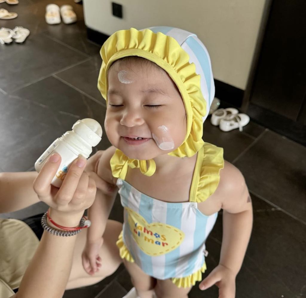 Salim đưa "ngoan xinh yêu" đi bơi, tấu hài nhưng không quên thoa kem chống nắng, loại được dự đoán là hot hit hè này- Ảnh 2.