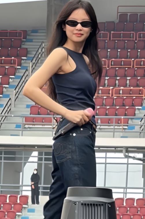 Liên tục cho Ahyeon mặc đồ giống đàn chị, phải chăng YG đang nghiêm túc biến tân binh thành "Jennie thứ 2"?- Ảnh 12.