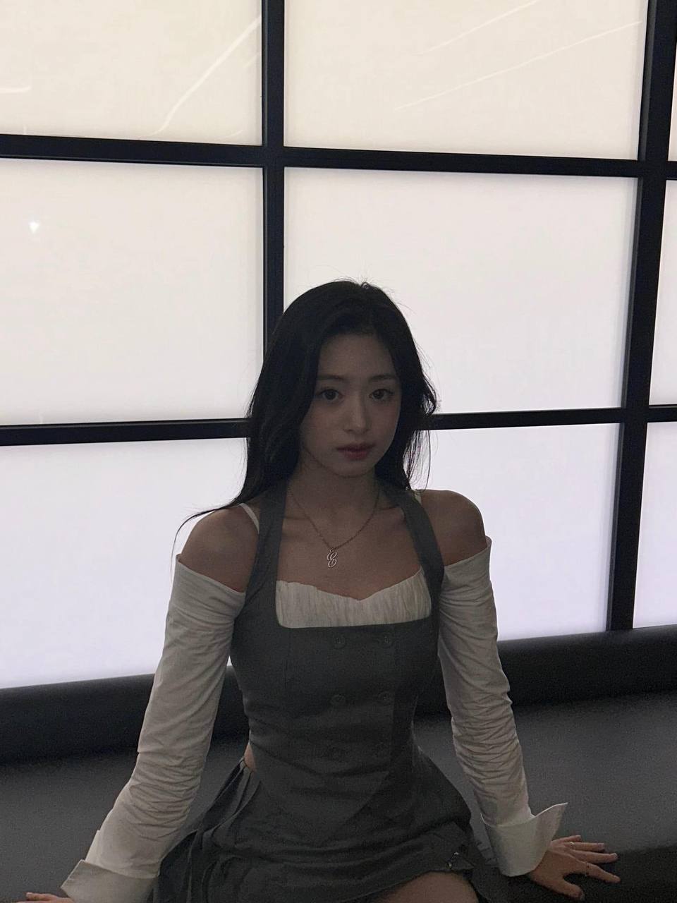 Liên tục cho Ahyeon mặc đồ giống đàn chị, phải chăng YG đang nghiêm túc biến tân binh thành "Jennie thứ 2"?- Ảnh 2.