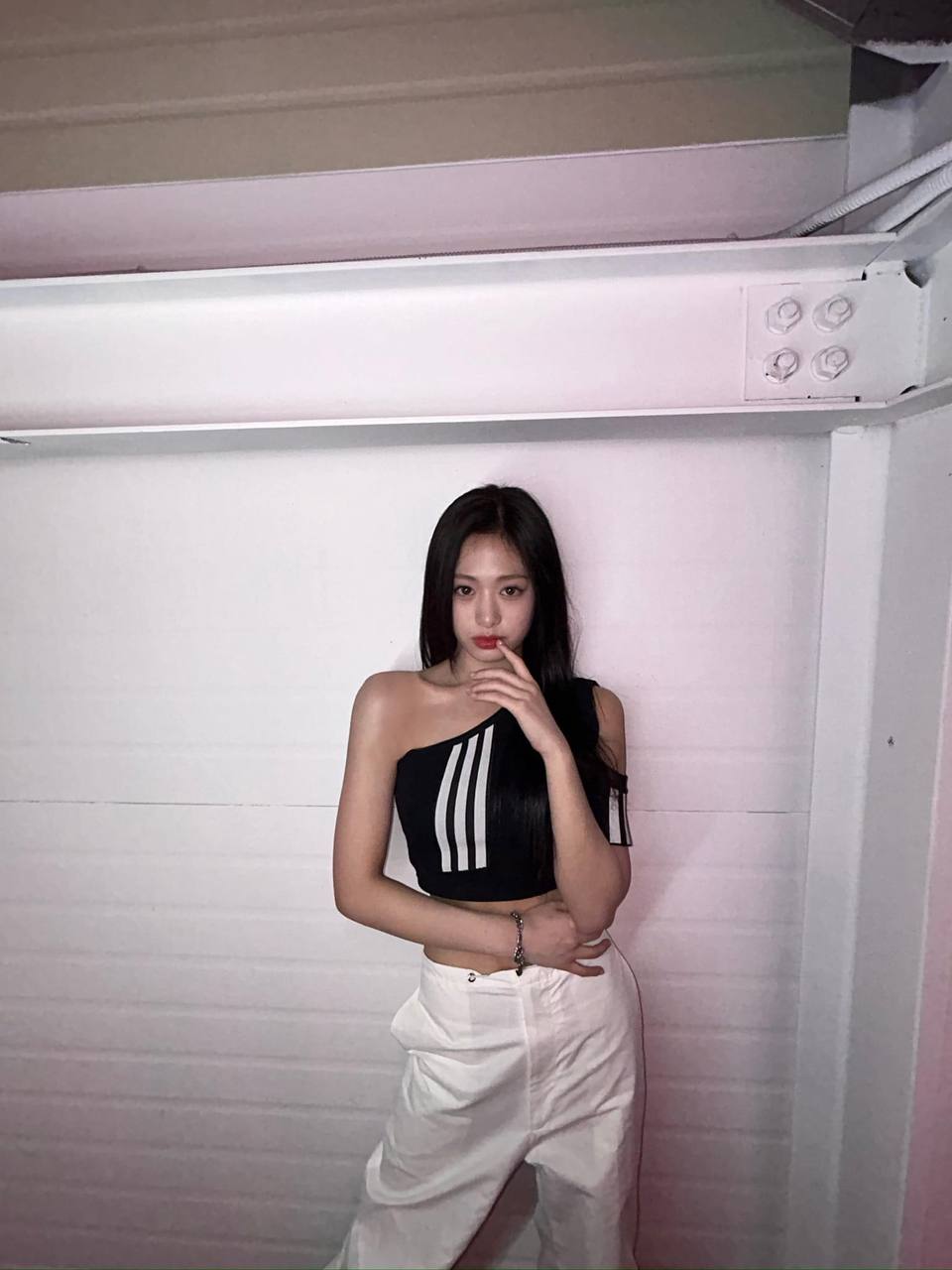 Liên tục cho Ahyeon mặc đồ giống đàn chị, phải chăng YG đang nghiêm túc biến tân binh thành "Jennie thứ 2"?- Ảnh 3.
