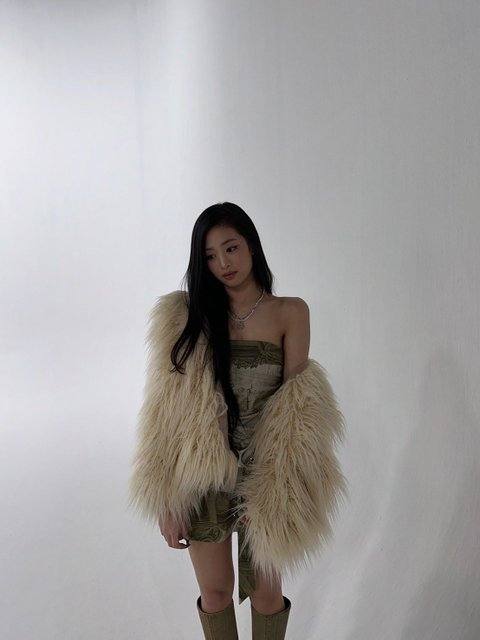 Liên tục cho Ahyeon mặc đồ giống đàn chị, phải chăng YG đang nghiêm túc biến tân binh thành "Jennie thứ 2"?- Ảnh 5.