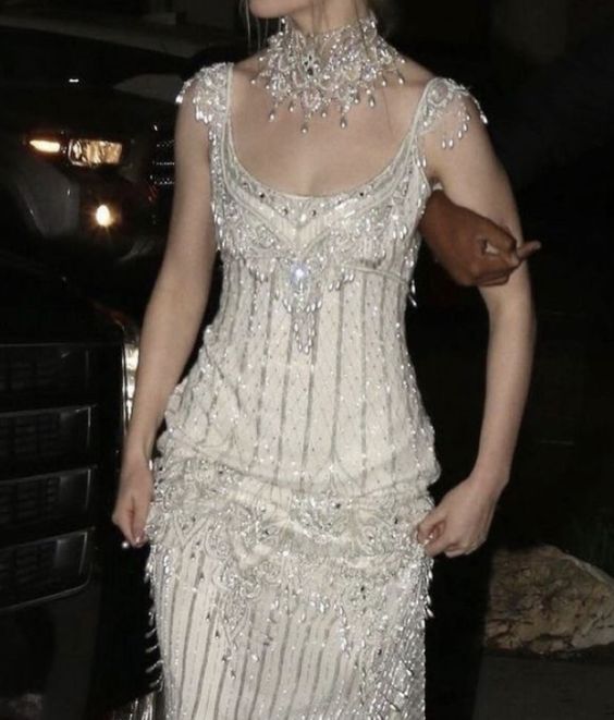 Chiếc váy để đời của Kendall Jenner tại MET Gala từng có 2 phiên bản tương tự, netizen chê luôn nàng siêu mẫu- Ảnh 15.