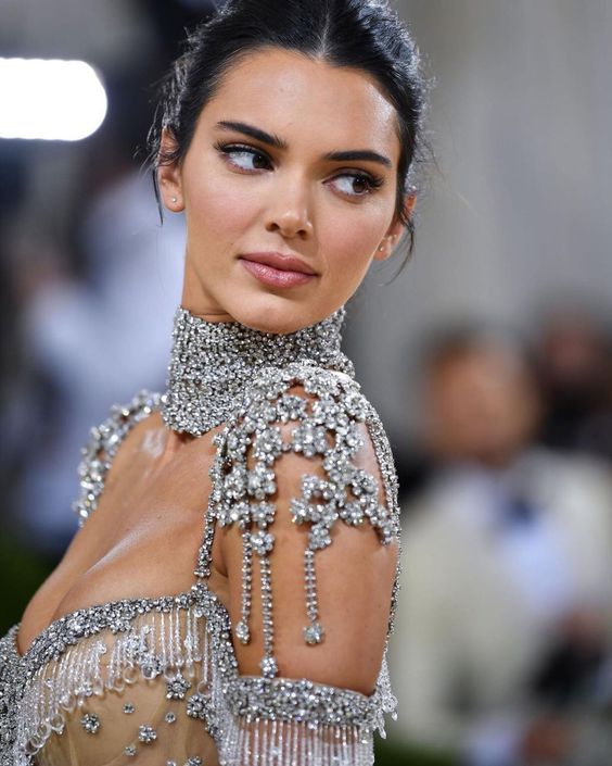 Chiếc váy để đời của Kendall Jenner tại MET Gala từng có 2 phiên bản tương tự, netizen chê luôn nàng siêu mẫu- Ảnh 1.