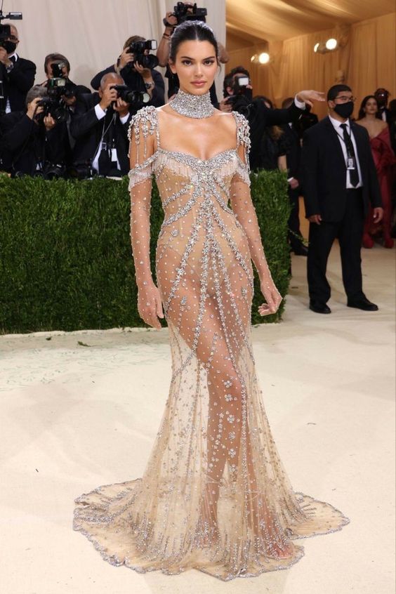 Chiếc váy để đời của Kendall Jenner tại MET Gala từng có 2 phiên bản tương tự, netizen chê luôn nàng siêu mẫu- Ảnh 5.