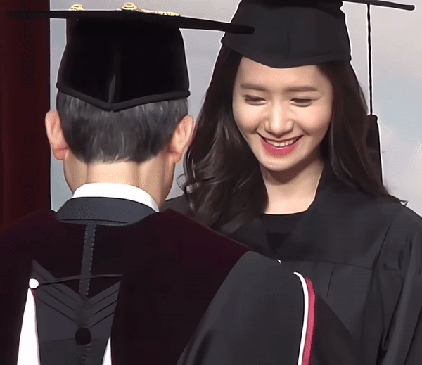 Video Yoona trong ngày lễ tốt nghiệp viral trở lại, visual nữ thần khiến dân tình thích thú- Ảnh 1.