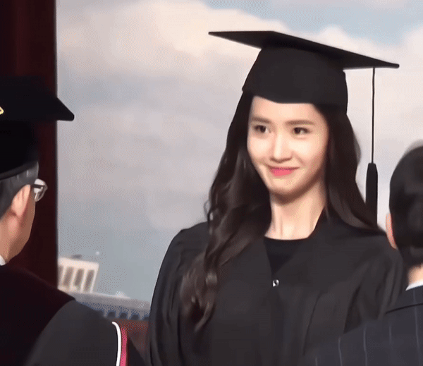 Video Yoona trong ngày lễ tốt nghiệp viral trở lại, visual nữ thần khiến dân tình thích thú- Ảnh 2.