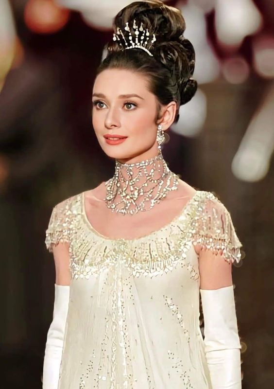 Chiếc váy để đời của Kendall Jenner tại MET Gala từng có 2 phiên bản tương tự, netizen chê luôn nàng siêu mẫu- Ảnh 6.