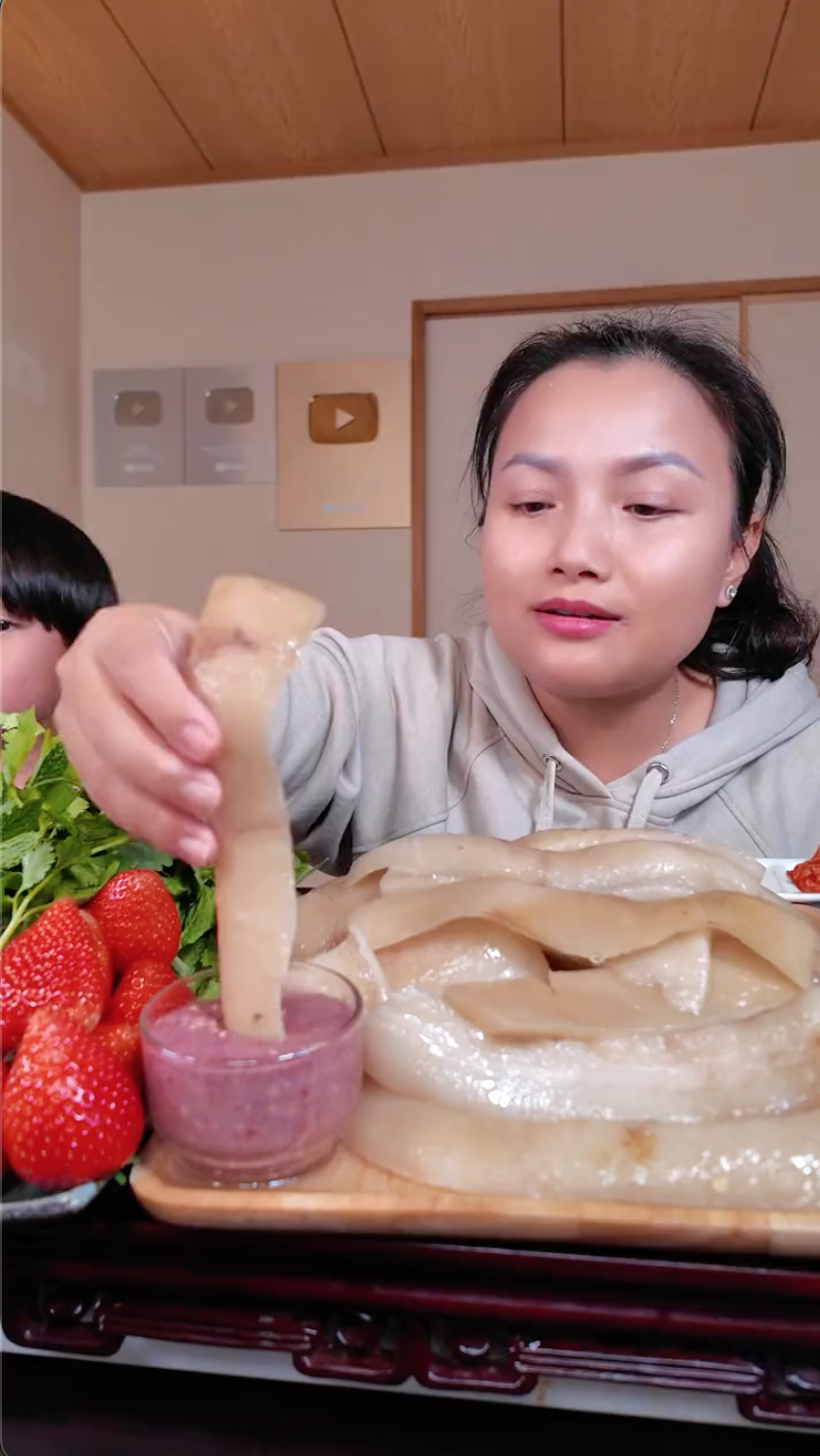 Hậu drama "ăn hải sản rồi chê mùi cá ao", Quỳnh Trần JP tiếp tục gây sóng gió bởi cách ăn uống độc lạ- Ảnh 4.