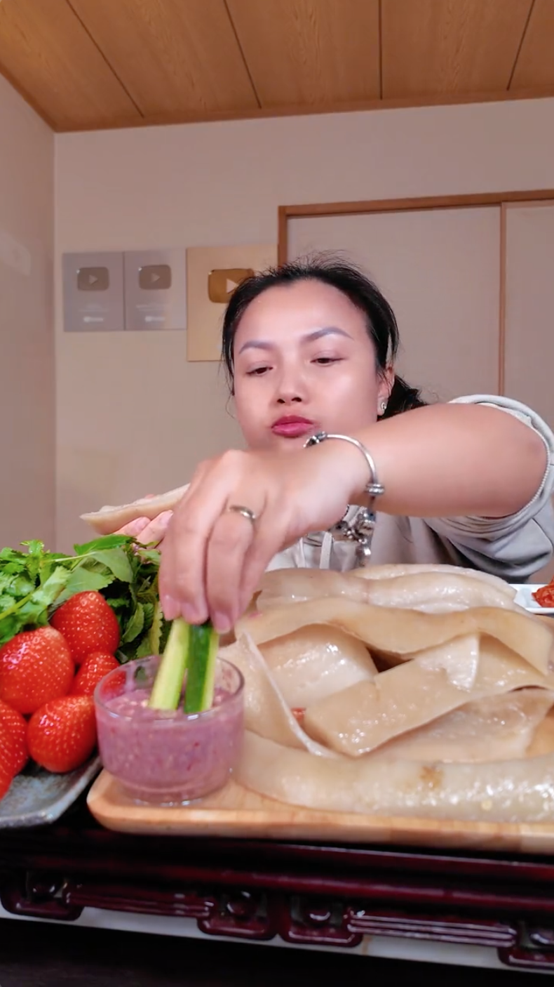 Hậu drama "ăn hải sản rồi chê mùi cá ao", Quỳnh Trần JP tiếp tục gây sóng gió bởi cách ăn uống độc lạ- Ảnh 6.
