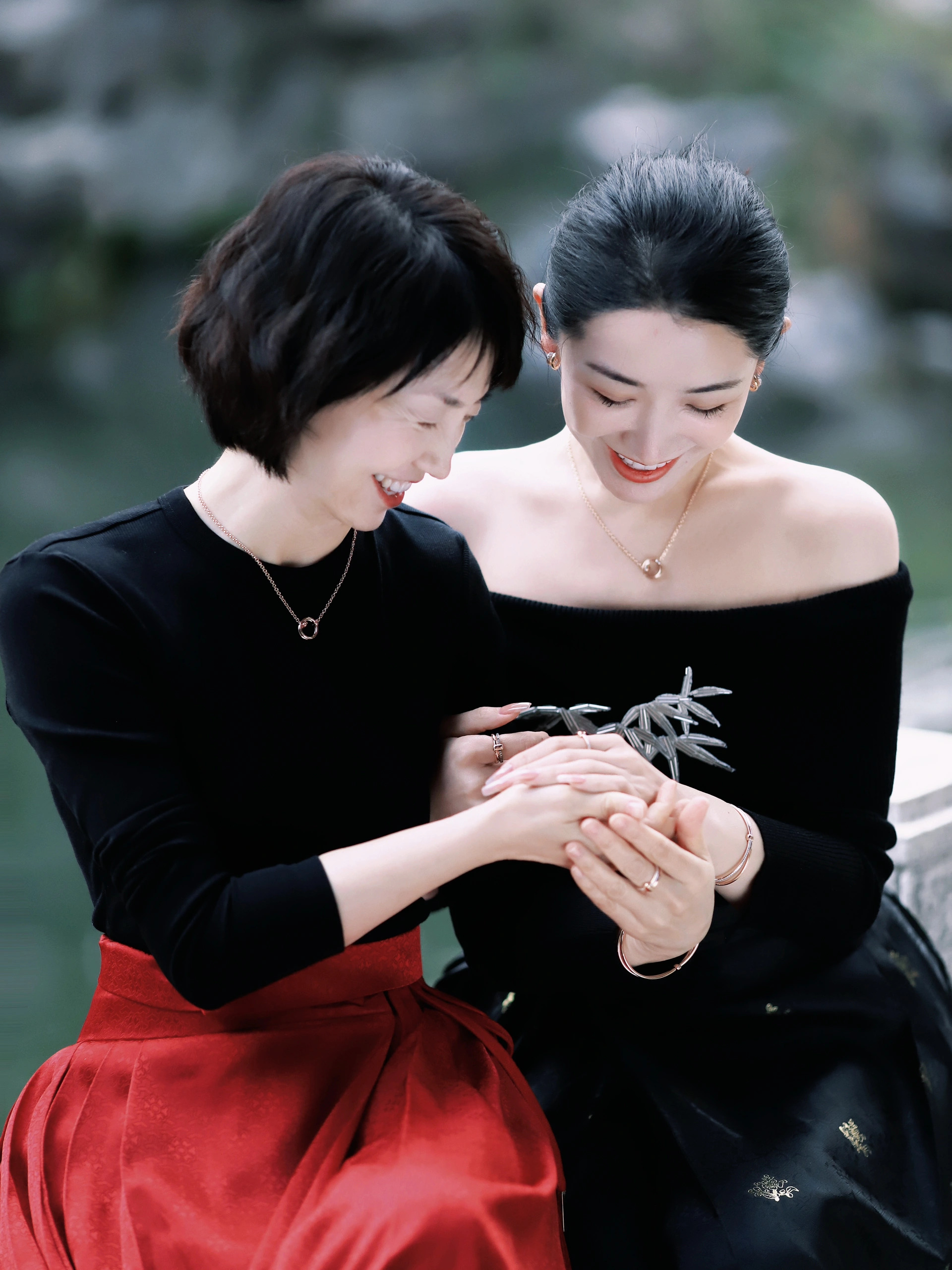 Khoe ảnh chụp với mẹ ruột, "phú bà" Đào Hỷ Nhi khiến cư dân mạng hiểu phong thái "giàu ba đời" là gì!- Ảnh 1.