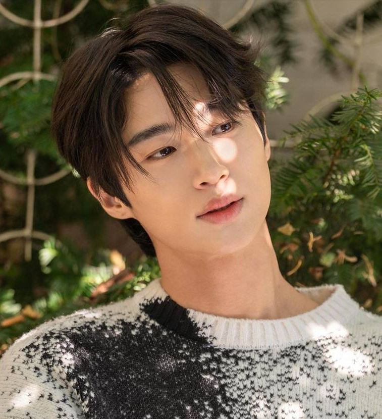 Nam chính ngôn tình đang gây sốt toàn cầu: Visual tượng tạc chưa “khét" bằng body, style đơn giản nhưng đậm chất "bạn trai"- Ảnh 4.