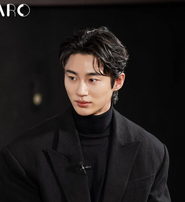 Nam chính ngôn tình đang gây sốt toàn cầu: Visual tượng tạc chưa “khét" bằng body, style đơn giản nhưng đậm chất "bạn trai"- Ảnh 7.