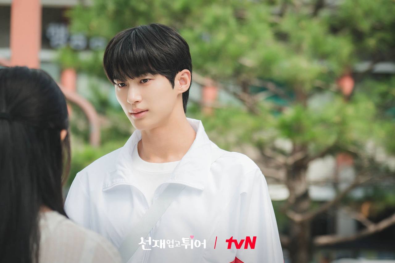 Nam chính ngôn tình đang gây sốt toàn cầu: Visual tượng tạc chưa “khét" bằng body, style đơn giản nhưng đậm chất "bạn trai"- Ảnh 1.