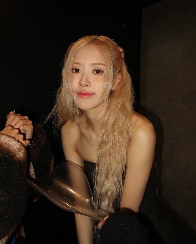 Công chúa Rosé đẹp chấn động với tóc xoăn "nàng tiên cá": Chị em muốn học lỏm thì "dễ như ăn kẹo"- Ảnh 3.