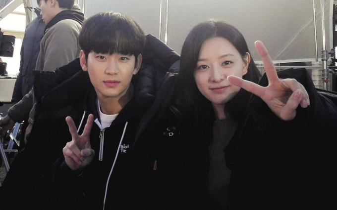 Kim Soo Hyun có hành động lạ ngay lần đầu gặp Kim Ji Won, xuất hiện cả phản ứng đặc biệt?- Ảnh 1.