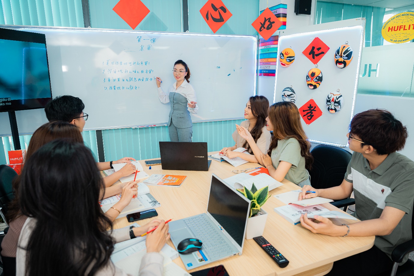 Đồng hành cùng sĩ tử 2K6, HUFLIT không tăng học phí năm học 2024 - 2025- Ảnh 2.