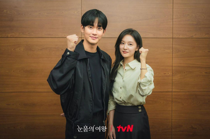 Kim Soo Hyun có hành động lạ ngay lần đầu gặp Kim Ji Won, xuất hiện cả phản ứng đặc biệt?- Ảnh 2.