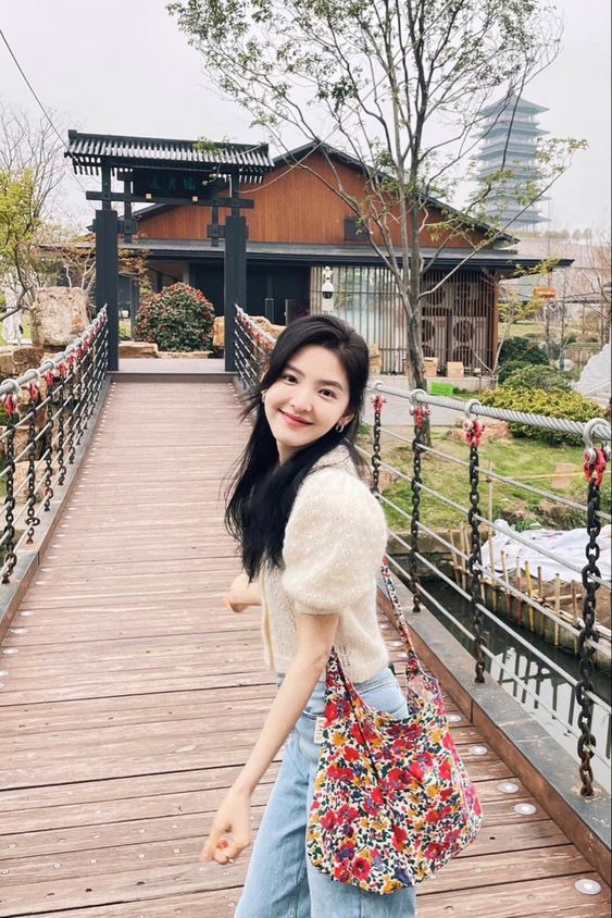Style nữ chính phim ngôn tình chưa lên sóng đã viral mọi mặt trận: Xinh xắn, ngọt ngào chuẩn "mối tình đầu"- Ảnh 10. Style nữ chính phim ngôn tình chưa lên sóng đã viral mọi mặt trận: Xinh xắn, ngọt ngào chuẩn "mối tình đầu"- Ảnh 10.