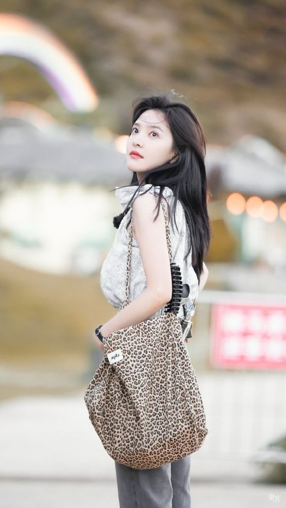 Style nữ chính phim ngôn tình chưa lên sóng đã viral mọi mặt trận: Xinh xắn, ngọt ngào chuẩn "mối tình đầu"- Ảnh 8. Style nữ chính phim ngôn tình chưa lên sóng đã viral mọi mặt trận: Xinh xắn, ngọt ngào chuẩn "mối tình đầu"- Ảnh 8.