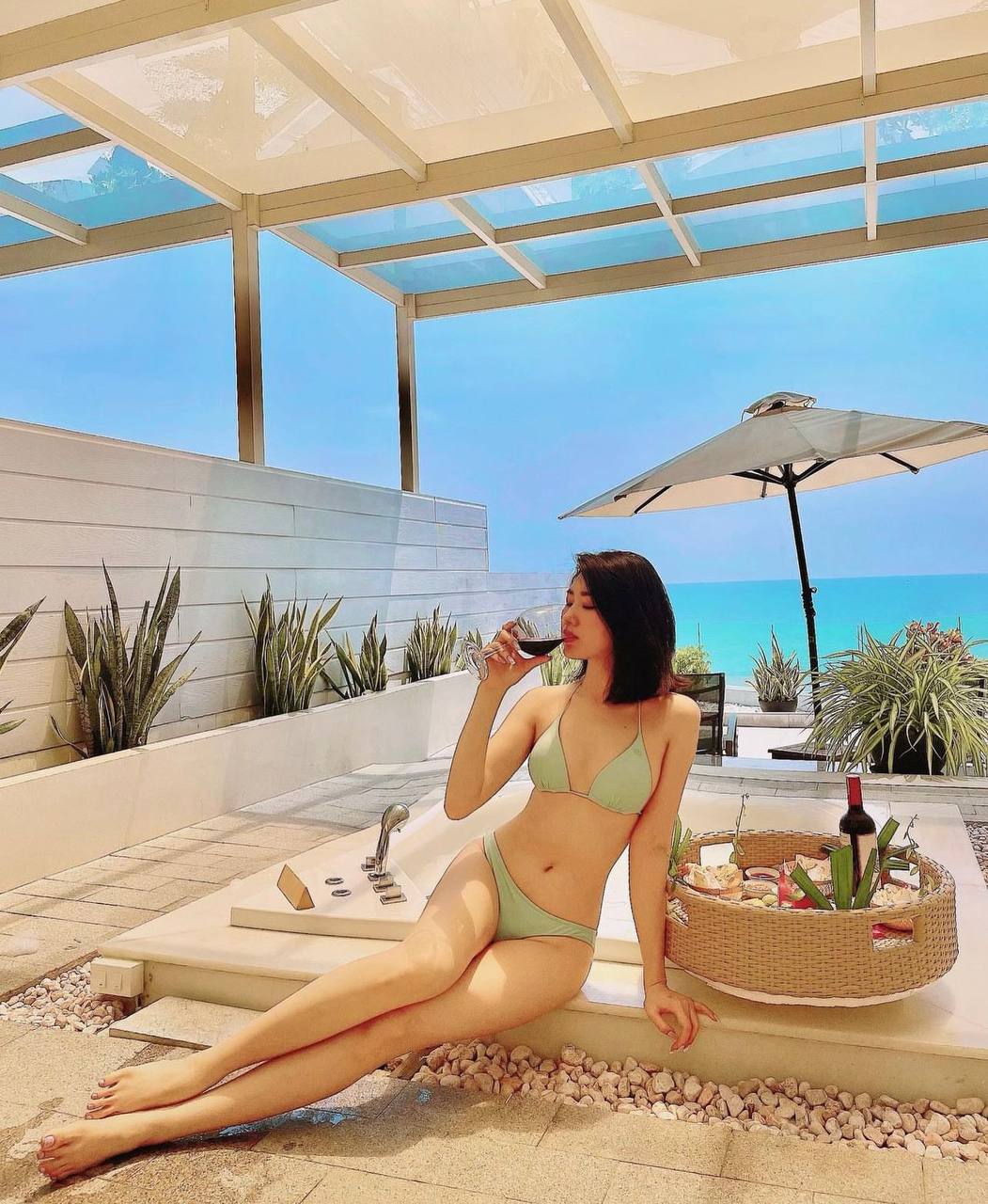 Gọi Thúy Ngân là "chiến thần" bikini hệ màu với tủ đồ rực rỡ không để đâu cho hết- Ảnh 2. Gọi Thúy Ngân là "chiến thần" bikini hệ màu với tủ đồ rực rỡ không để đâu cho hết- Ảnh 2.