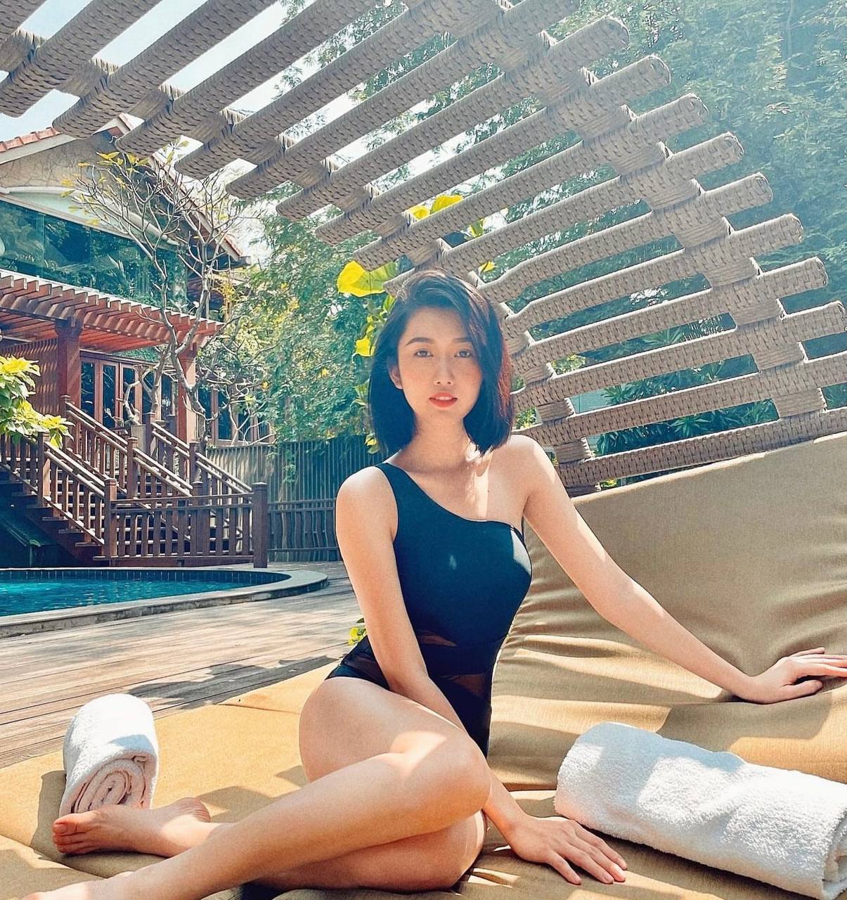 Gọi Thúy Ngân là "chiến thần" bikini hệ màu với tủ đồ rực rỡ không để đâu cho hết- Ảnh 10. Gọi Thúy Ngân là "chiến thần" bikini hệ màu với tủ đồ rực rỡ không để đâu cho hết- Ảnh 10.