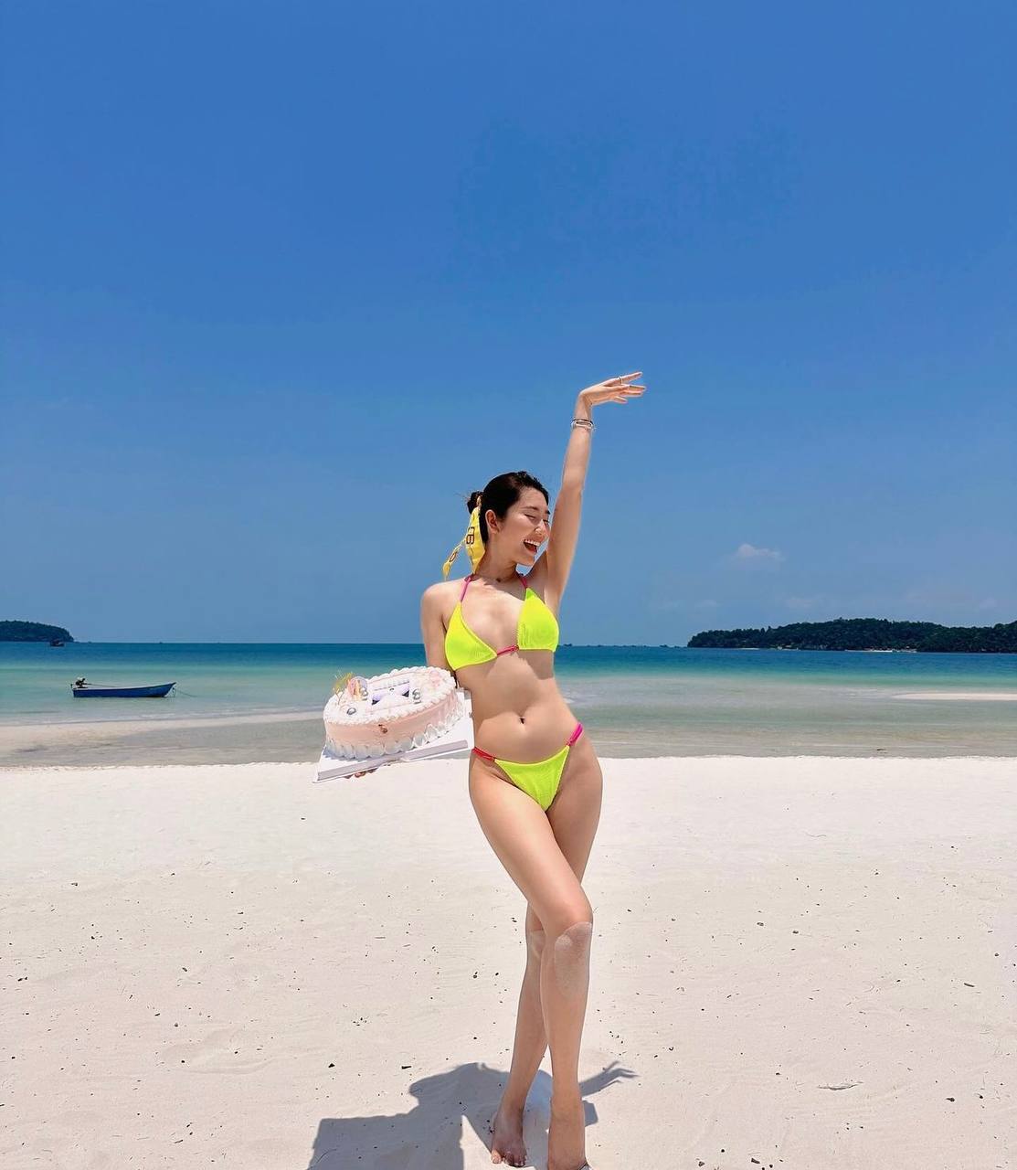 Gọi Thúy Ngân là "chiến thần" bikini hệ màu với tủ đồ rực rỡ không để đâu cho hết- Ảnh 3. Gọi Thúy Ngân là "chiến thần" bikini hệ màu với tủ đồ rực rỡ không để đâu cho hết- Ảnh 3.