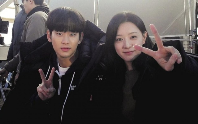 Kim Soo Hyun lộ liễu thể hiện tình ý với Kim Ji Won tới mức này rồi?- Ảnh 5. Kim Soo Hyun lộ liễu thể hiện tình ý với Kim Ji Won tới mức này rồi?- Ảnh 5.
