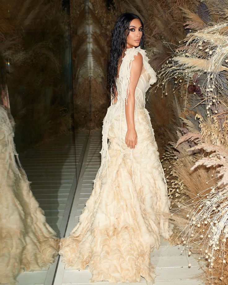 Ngoài váy của Marilyn Monroe, Kim Kardashian từng dính tin đồn làm hỏng chiếc váy "quan trọng nhất thế kỉ 21"- Ảnh 19. Ngoài váy của Marilyn Monroe, Kim Kardashian từng dính tin đồn làm hỏng chiếc váy "quan trọng nhất thế kỉ 21"- Ảnh 19.