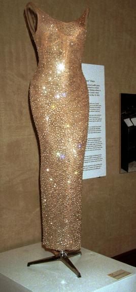 Ngoài váy của Marilyn Monroe, Kim Kardashian từng dính tin đồn làm hỏng chiếc váy "quan trọng nhất thế kỉ 21"- Ảnh 5. Ngoài váy của Marilyn Monroe, Kim Kardashian từng dính tin đồn làm hỏng chiếc váy "quan trọng nhất thế kỉ 21"- Ảnh 5.