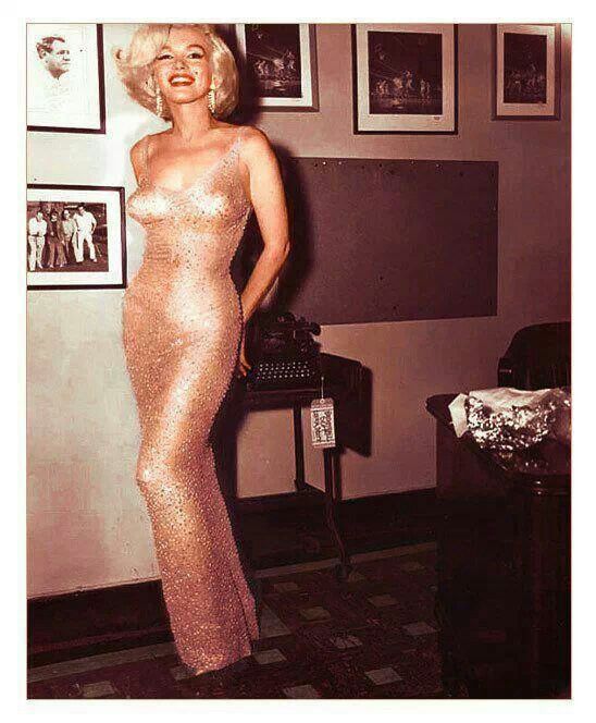Ngoài váy của Marilyn Monroe, Kim Kardashian từng dính tin đồn làm hỏng chiếc váy "quan trọng nhất thế kỉ 21"- Ảnh 7. Ngoài váy của Marilyn Monroe, Kim Kardashian từng dính tin đồn làm hỏng chiếc váy "quan trọng nhất thế kỉ 21"- Ảnh 7.