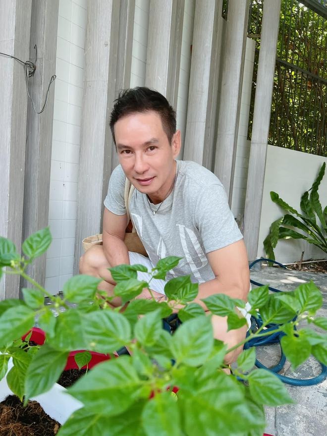 Đại gia U60 đưa mỹ nhân kém 17 tuổi về biệt thự ngoại ô trị giá hàng triệu đô để học trồng rau, làm vườn- Ảnh 12.