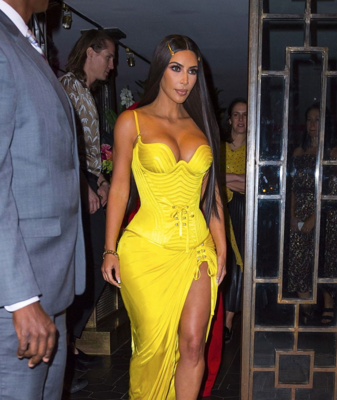 Ngoài váy của Marilyn Monroe, Kim Kardashian từng dính tin đồn làm hỏng chiếc váy "quan trọng nhất thế kỉ 21"- Ảnh 2. Ngoài váy của Marilyn Monroe, Kim Kardashian từng dính tin đồn làm hỏng chiếc váy "quan trọng nhất thế kỉ 21"- Ảnh 2.