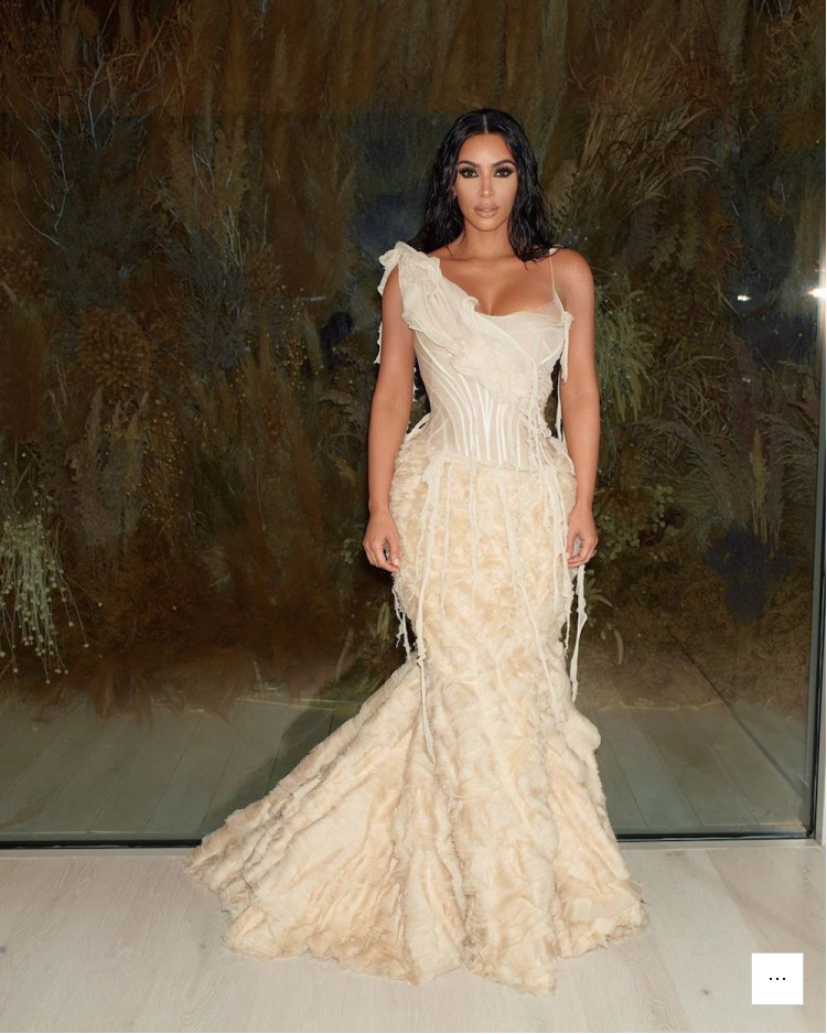 Ngoài váy của Marilyn Monroe, Kim Kardashian từng dính tin đồn làm hỏng chiếc váy "quan trọng nhất thế kỉ 21"- Ảnh 12. Ngoài váy của Marilyn Monroe, Kim Kardashian từng dính tin đồn làm hỏng chiếc váy "quan trọng nhất thế kỉ 21"- Ảnh 12.