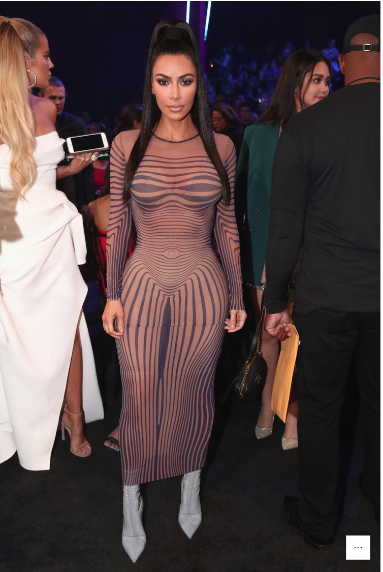 Ngoài váy của Marilyn Monroe, Kim Kardashian từng dính tin đồn làm hỏng chiếc váy "quan trọng nhất thế kỉ 21"- Ảnh 1. Ngoài váy của Marilyn Monroe, Kim Kardashian từng dính tin đồn làm hỏng chiếc váy "quan trọng nhất thế kỉ 21"- Ảnh 1.