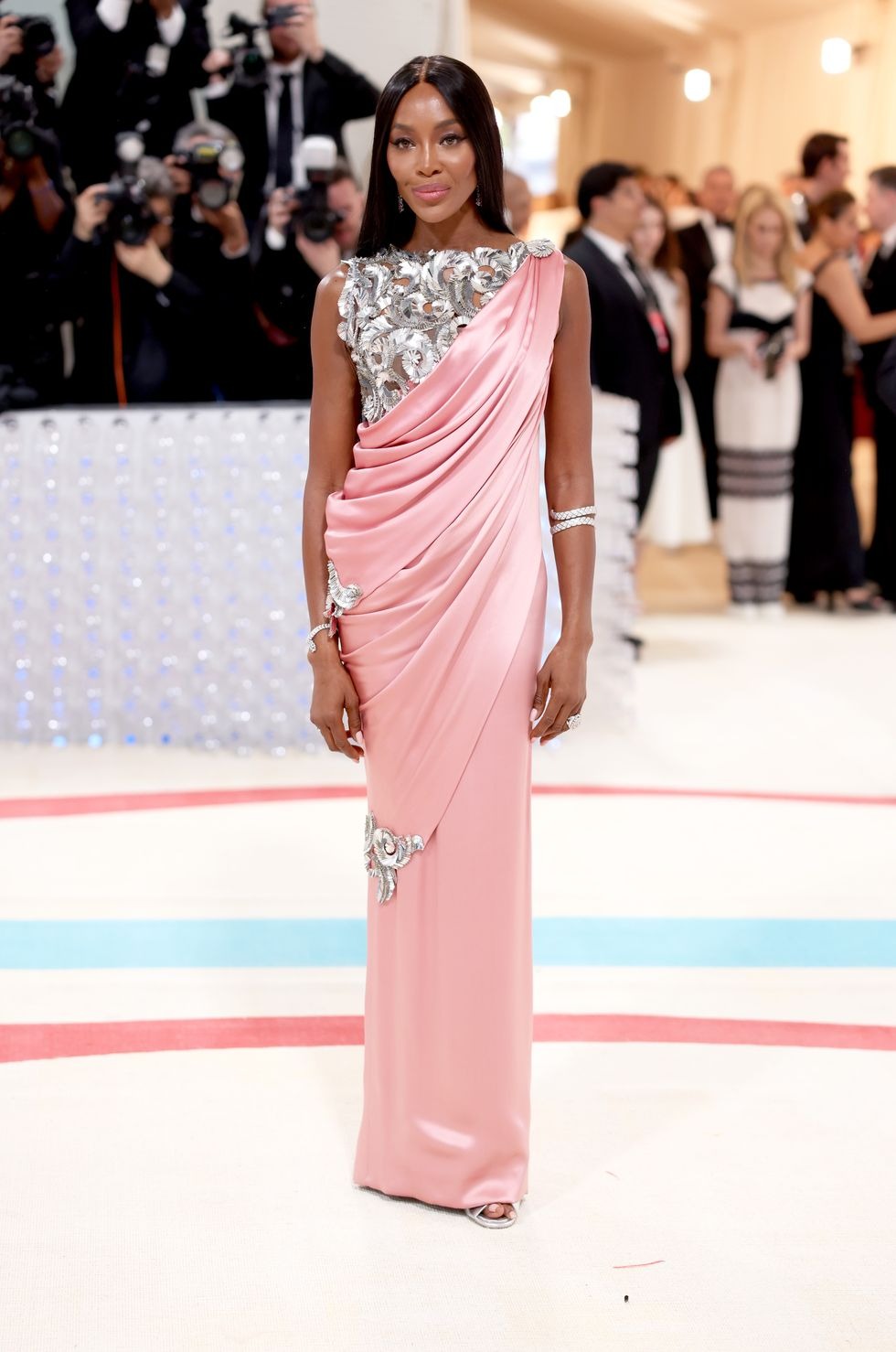 Dàn sao tề tựu tại Met Gala 2024: Taylor Swift sánh đôi bạn trai, Lisa có màn ra mắt "Oscar thời trang"?- Ảnh 11.
